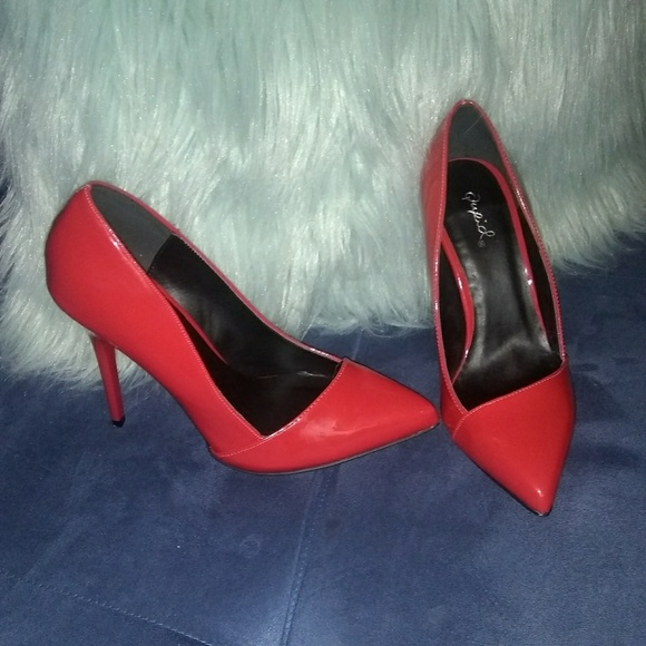 Red pumps - Picture 1 of 2